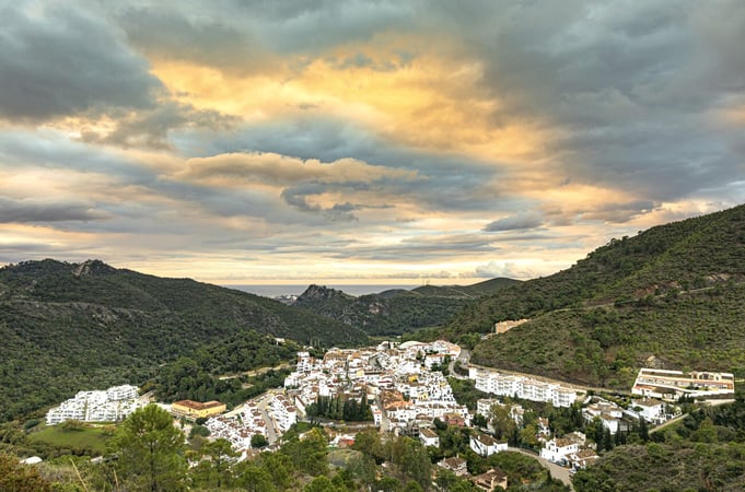 Apartment in Benahavis - view 1