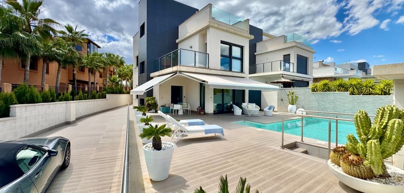 House in San Miguel de Salinas - view 1