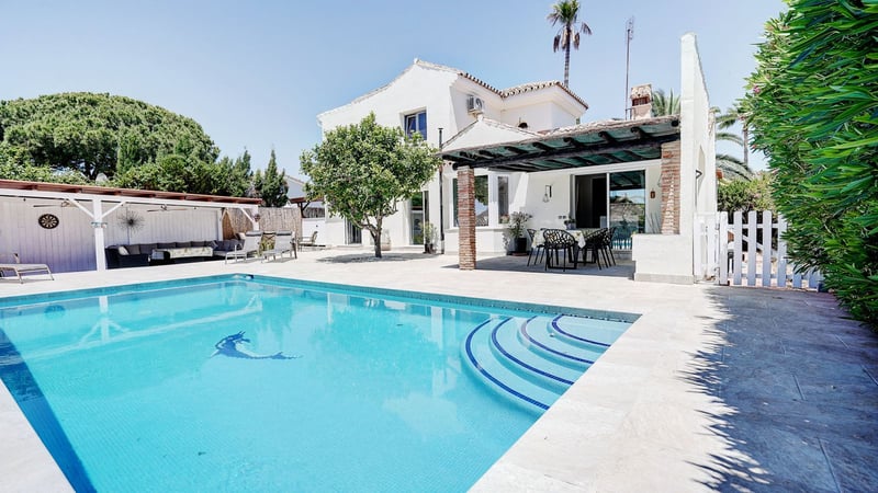 Villa in Sitio de Calahonda - view 1