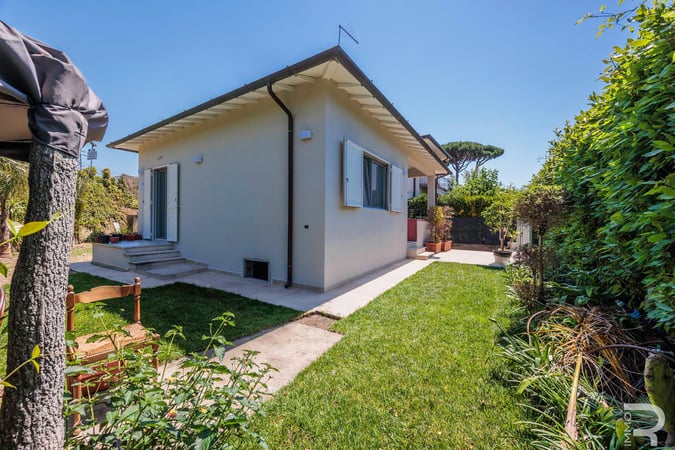 Villa in Forte dei Marmi - view 1