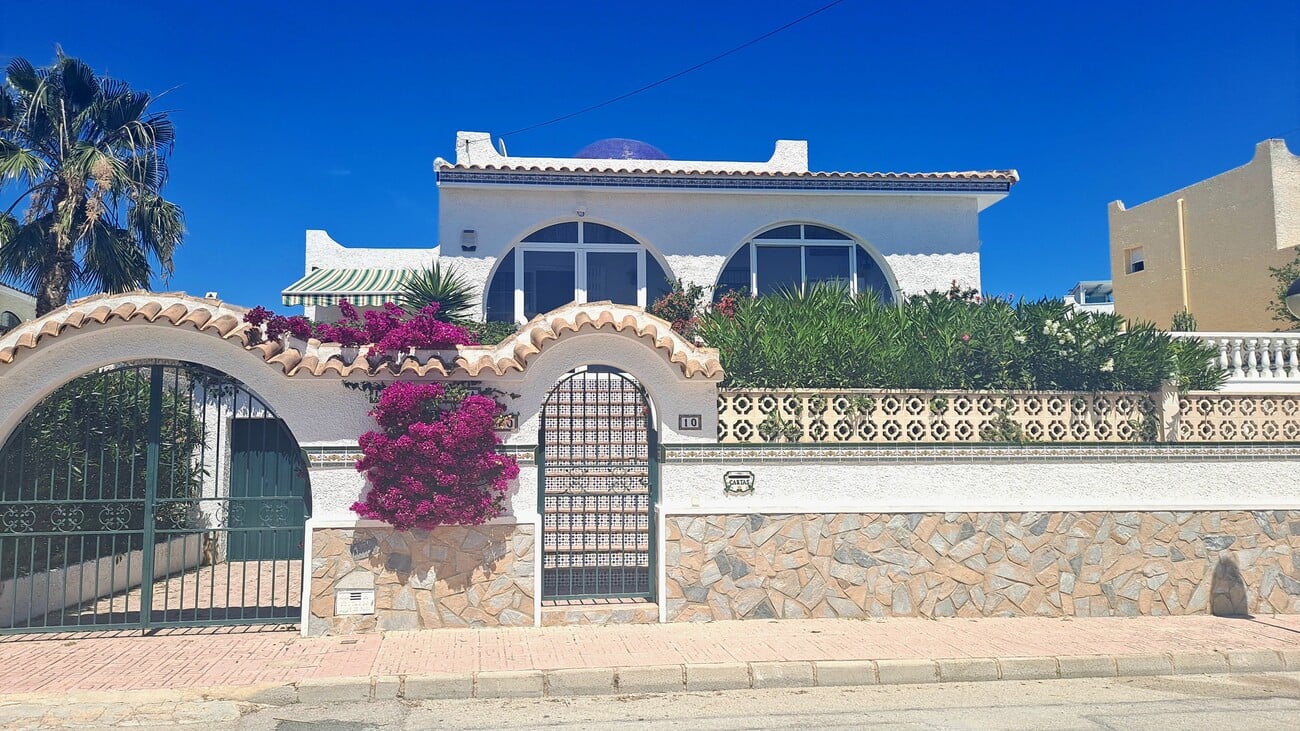 Villa in San Miguel de Salinas - Image 2