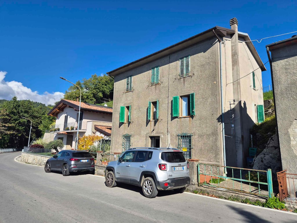 House in Minucciano - Image 2
