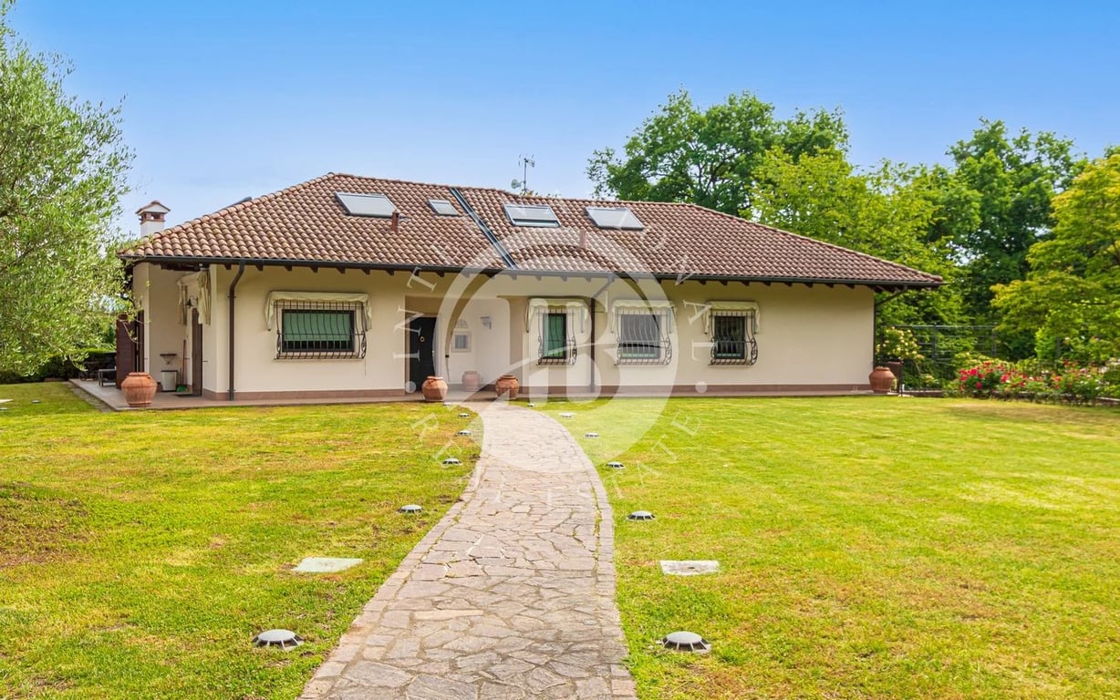 Villa in Oleggio Castello