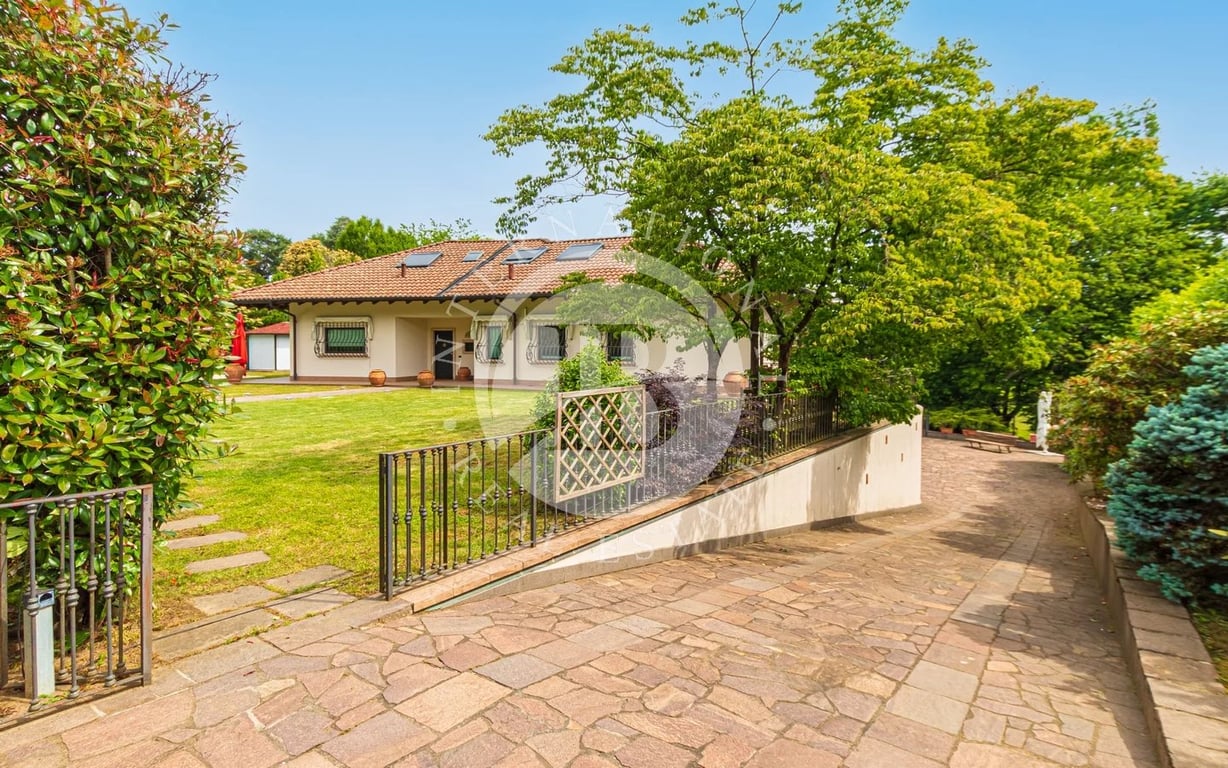 Villa in Oleggio Castello - Image 2