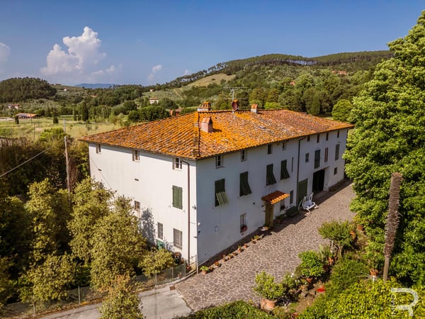 Villa in Capannori - view 1