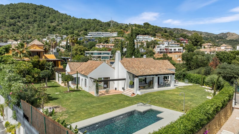 Villa in Nueva Andalucia - view 1