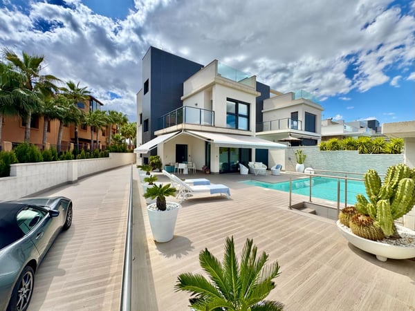 Villa in San Miguel de Salinas - view 1