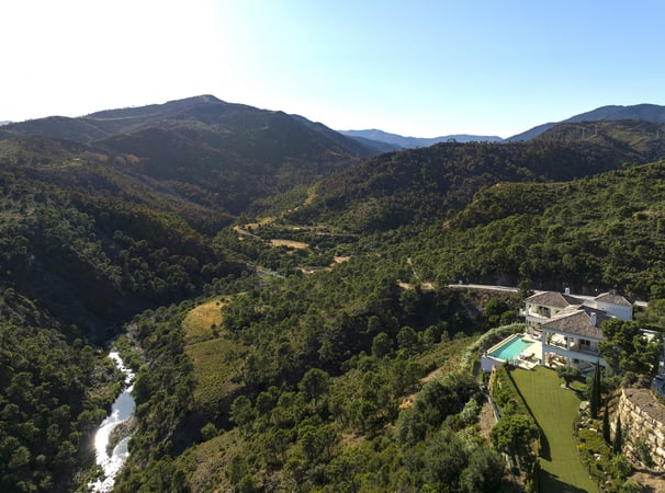 Villa in Benahavis - view 1