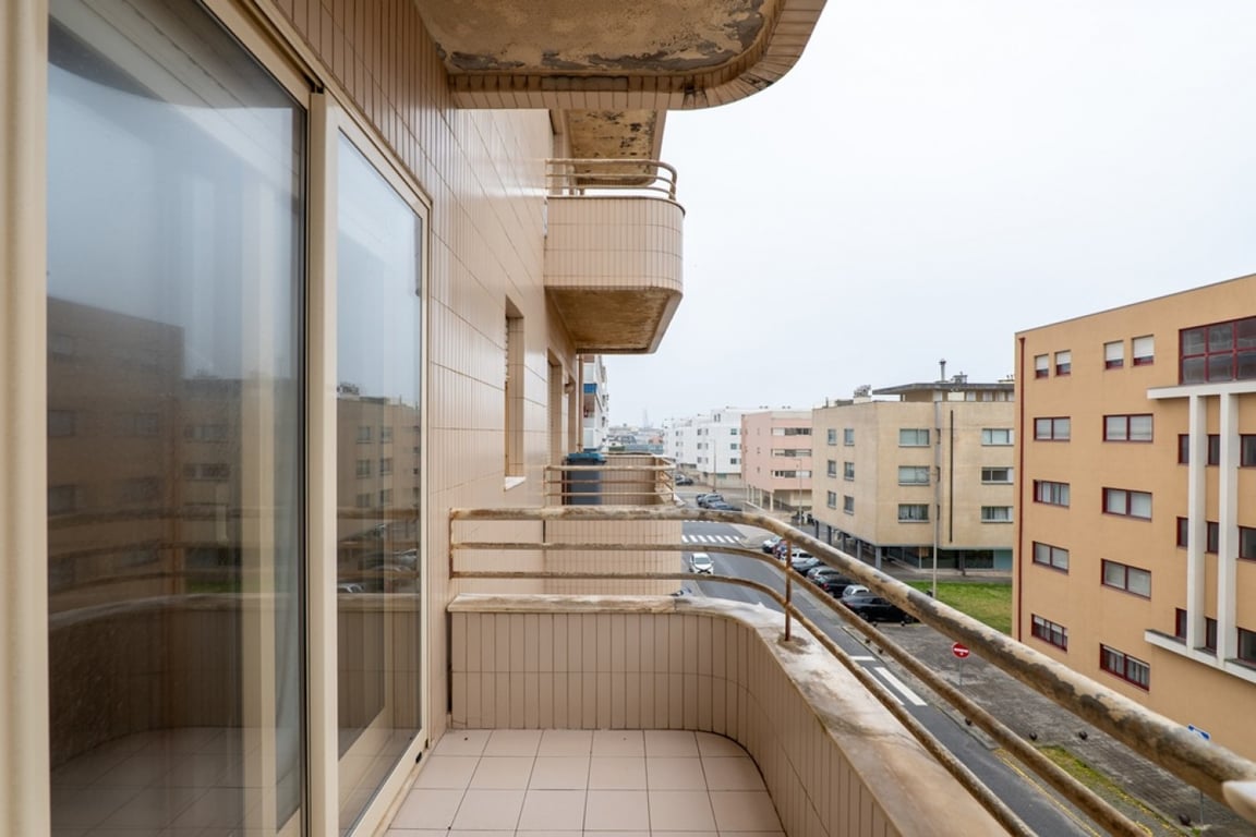 House in Leca da Palmeira - Image 3