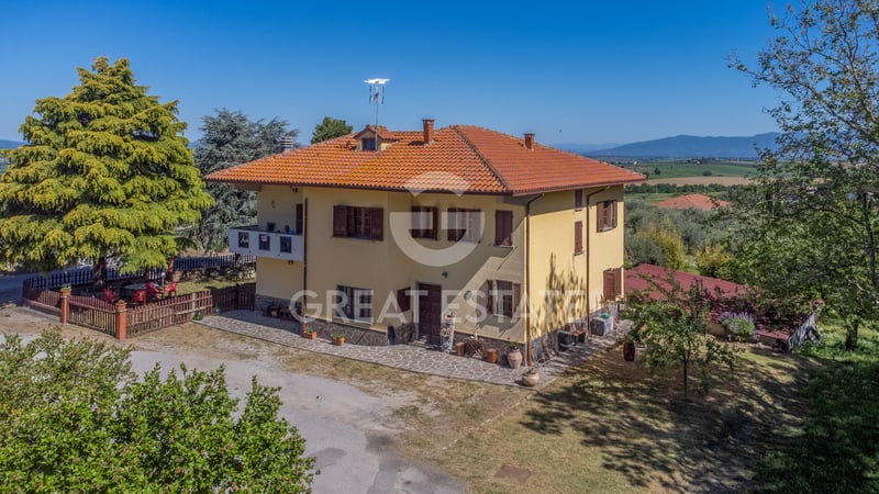 House in La Villa-Farneta - view 1