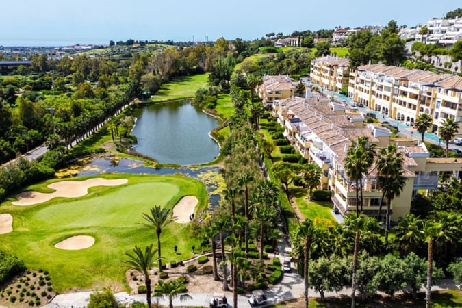 Apartment in Benahavis - view 1