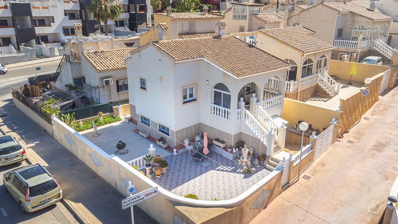 Villa in Residencia los Altos - view 1