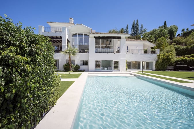 Villa in Benahavis - view 1