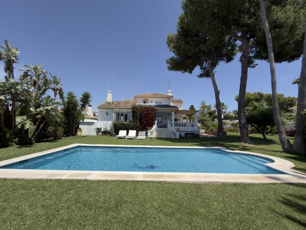 Villa in San Pedro de Alcantara - view 1