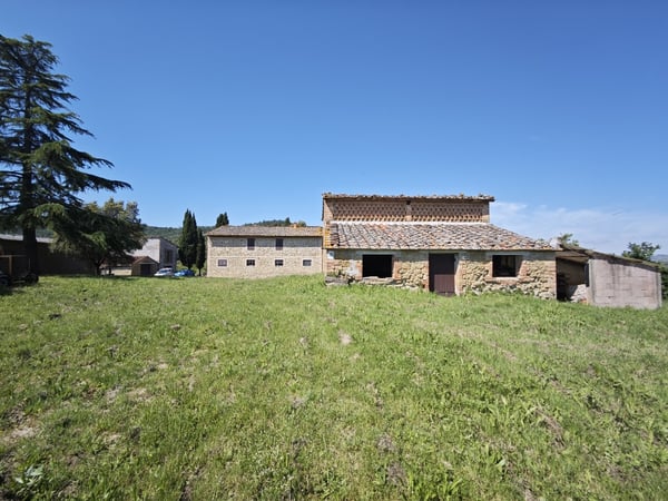 House in Volterra - view 1