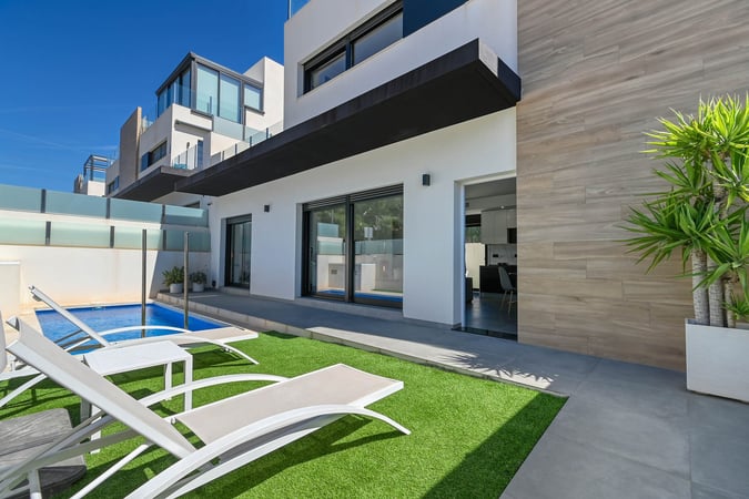 Villa in Villamartin - view 1