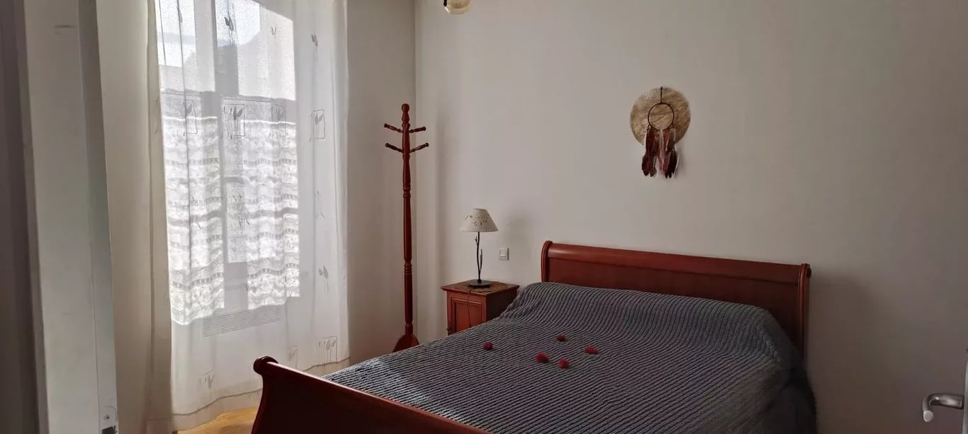 Apartment in Sauveterre-de-Bearn - Image 3
