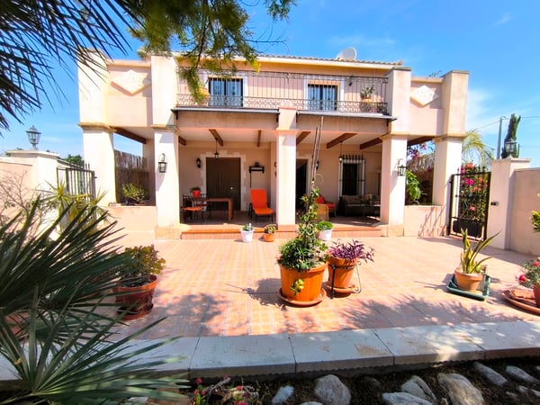 House in La Estacion - view 1