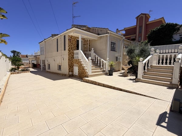 Villa in Torrevieja - view 1