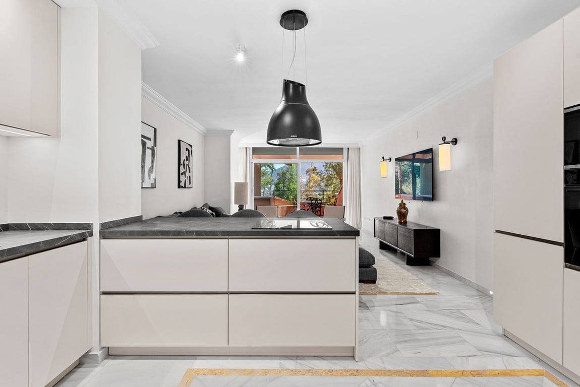 Apartment in Nueva Andalucia - Image 3
