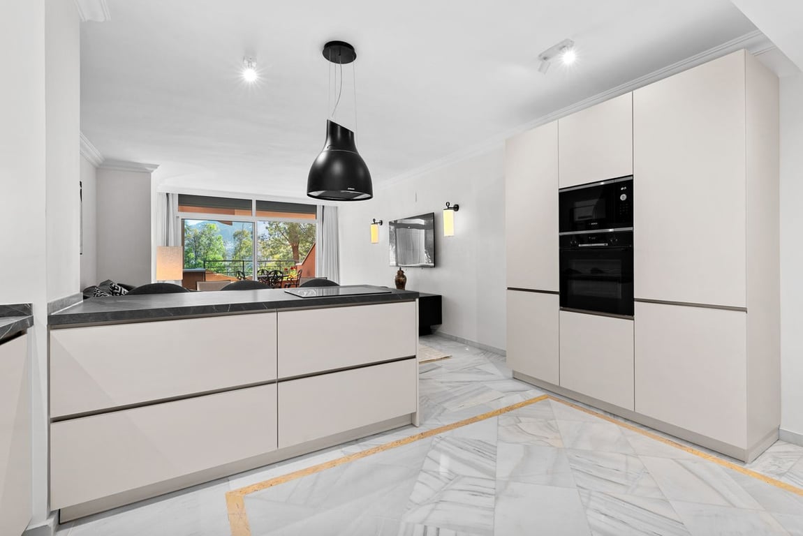 Apartment in Nueva Andalucia - Image 2