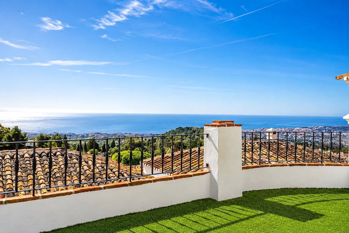 Apartment in Mijas Costa - Image 2