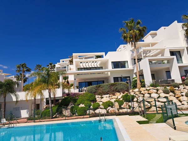 Apartment in Benahavis - view 1