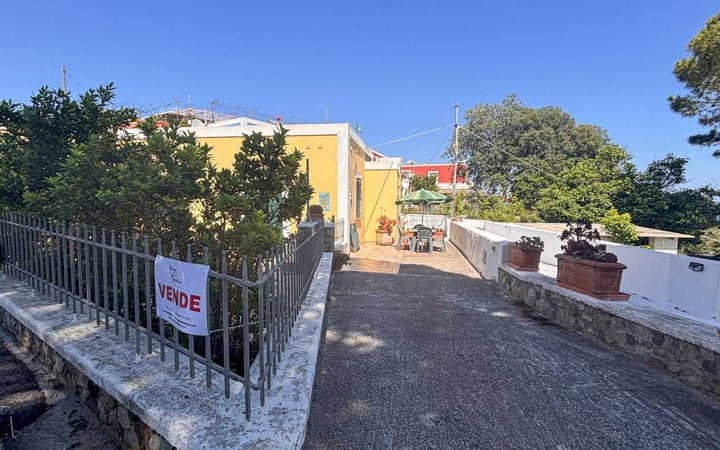 House in Campo Inglese - view 1