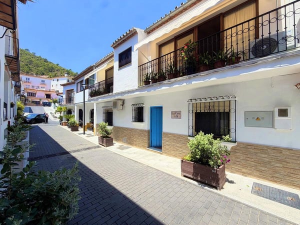 Villa in El Paraiso - view 1