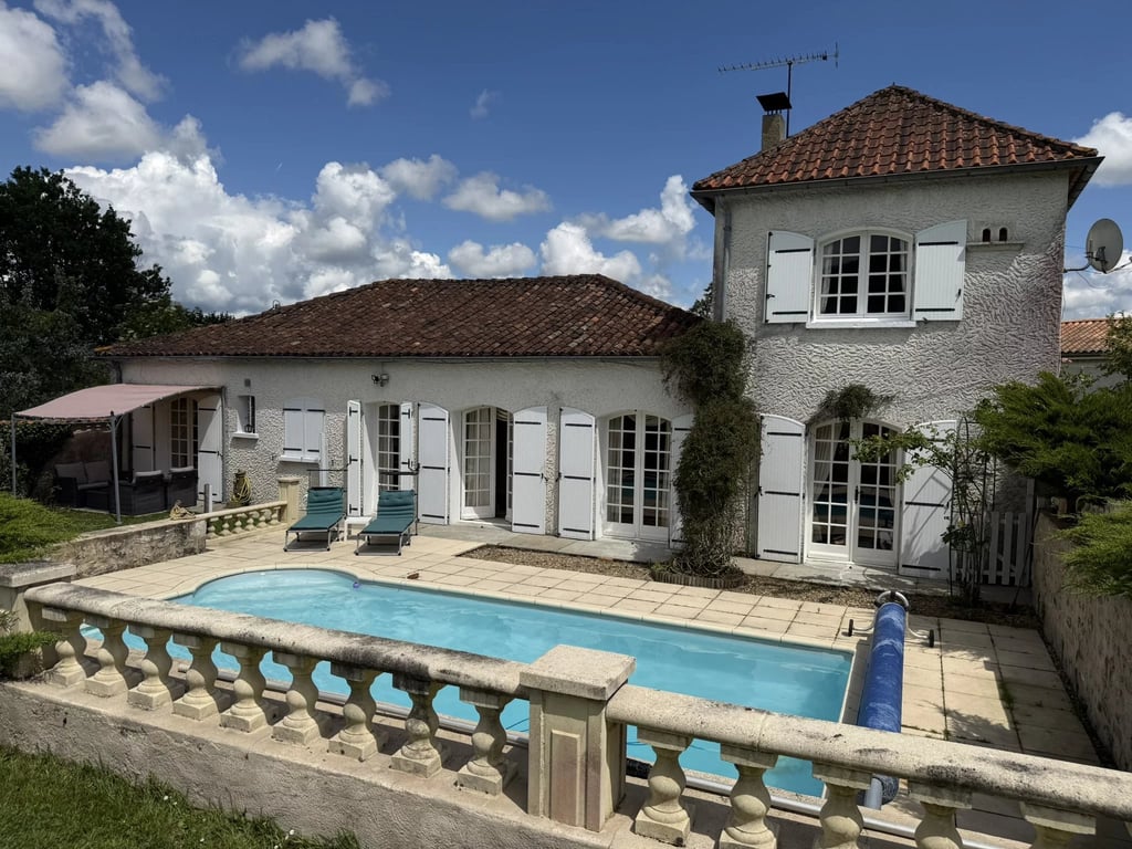 House in Charmant - Image 2