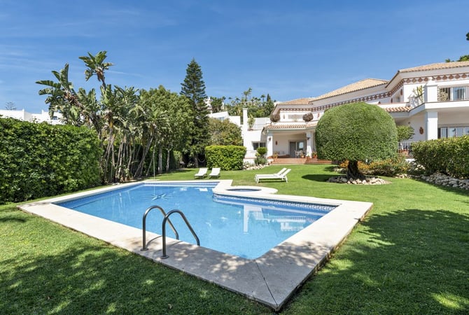 Villa in El Paraiso - view 1
