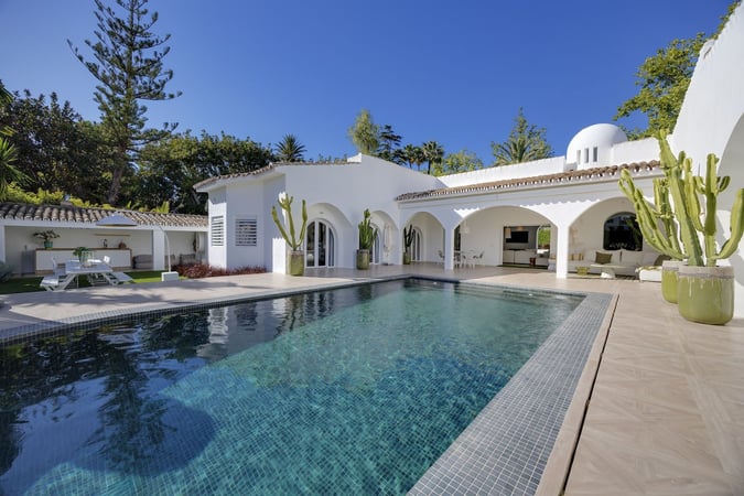 Villa in Guadalmina - view 1