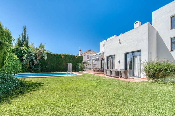 Villa in Nueva Andalucia - view 1