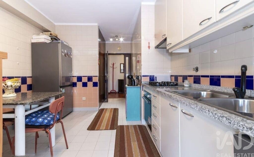 Apartment in Santa Maria de Lamas - Image 3