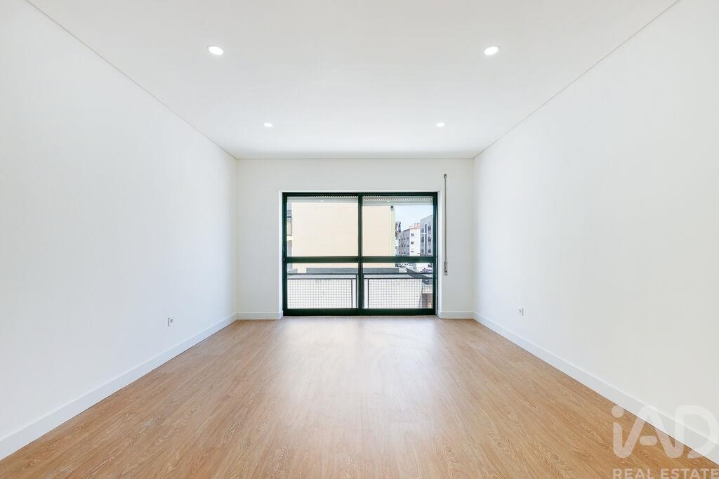 Apartment in Baixa da Banheira - Image 2