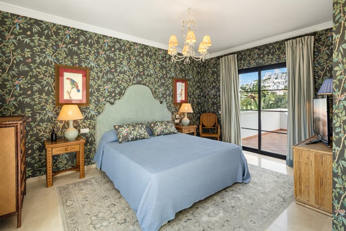 Villa in Benahavis - view 1