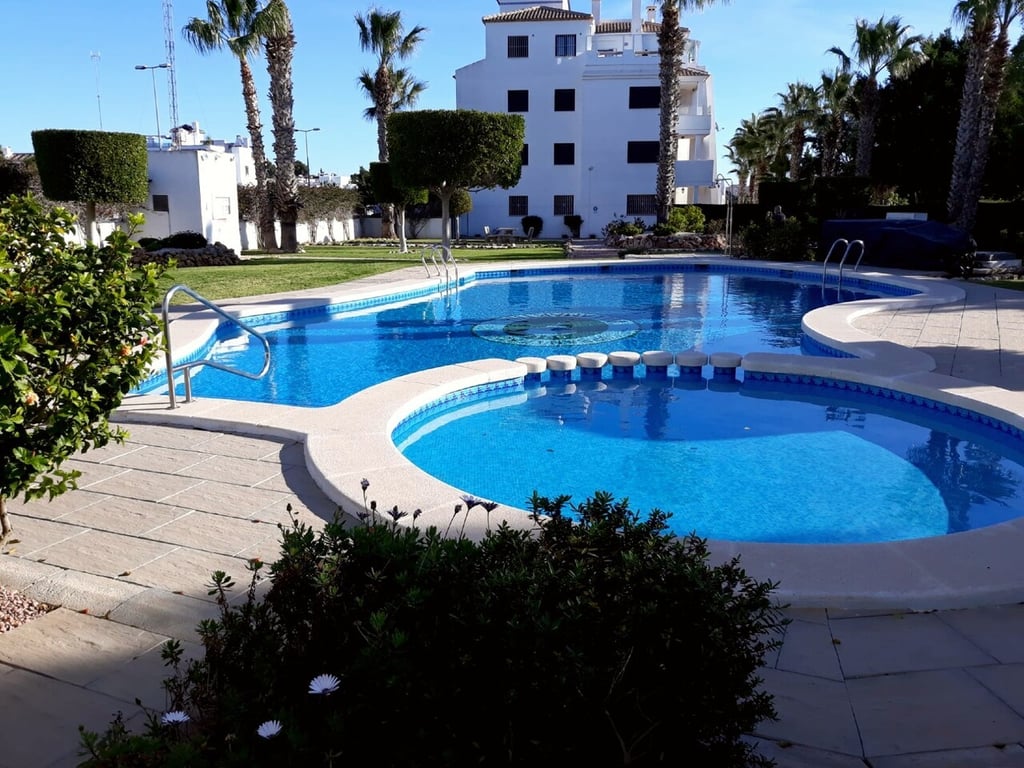 Apartment in Villamartin - Image 2