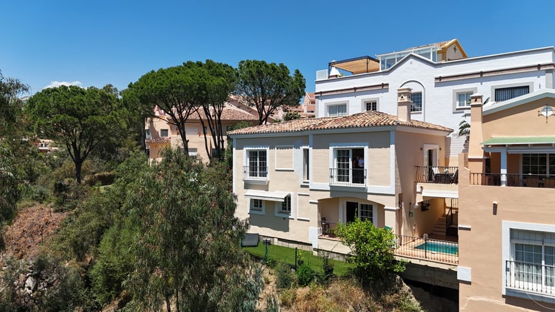 Villa in Nueva Andalucia - view 1