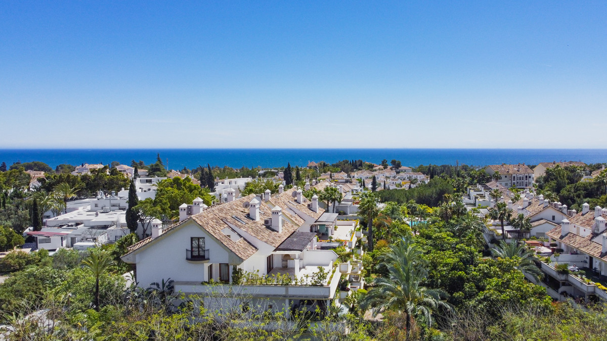Apartment in Nueva Andalucia - Image 2