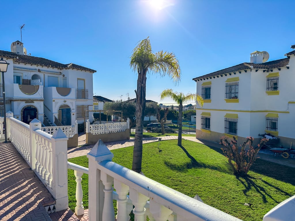 Apartment in Villamartin - Image 2
