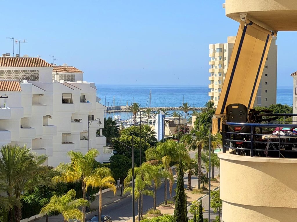 Apartment in Estepona - Image 2