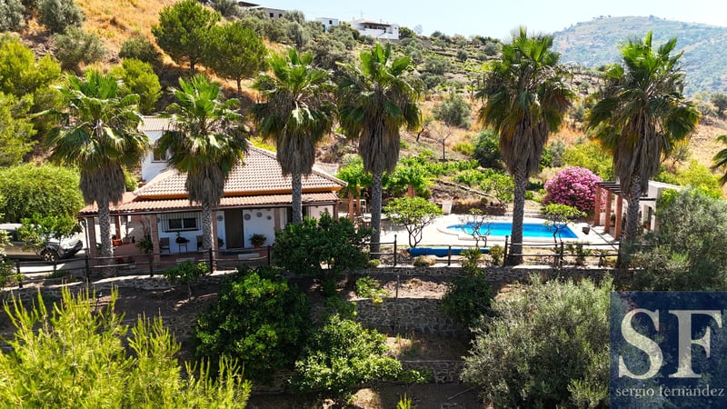Villa in Sayalonga - view 1