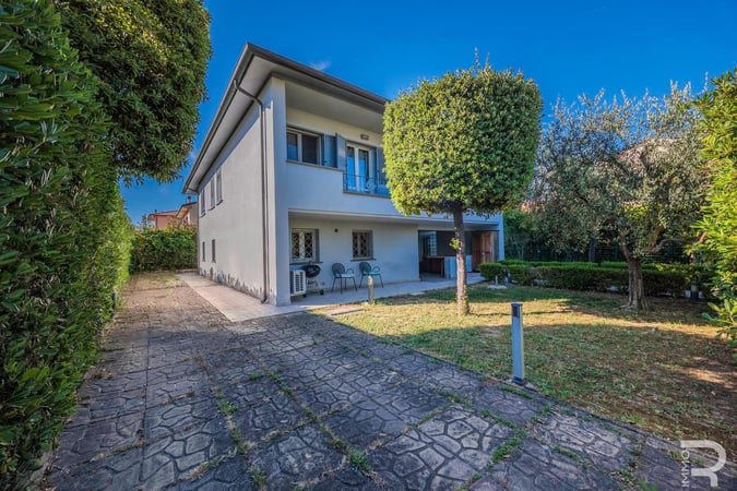Villa in Cecina - view 1