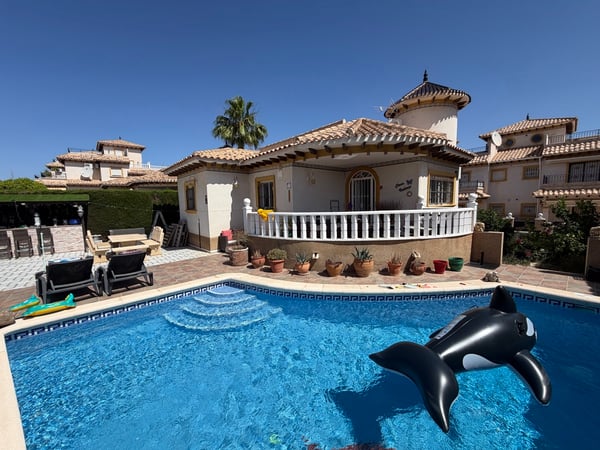 Villa in Villamartin - view 1