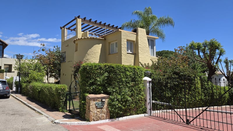 Villa in Nueva Andalucia - view 1