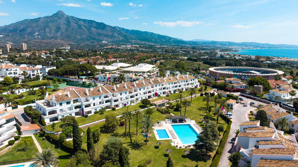 Apartment in Nueva Andalucia - Image 2
