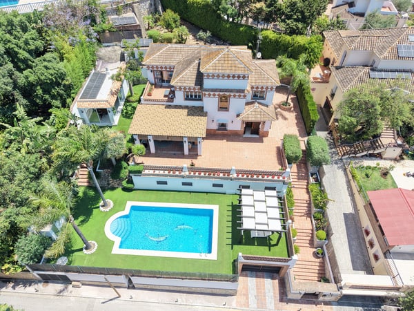 Villa in Artola - view 1