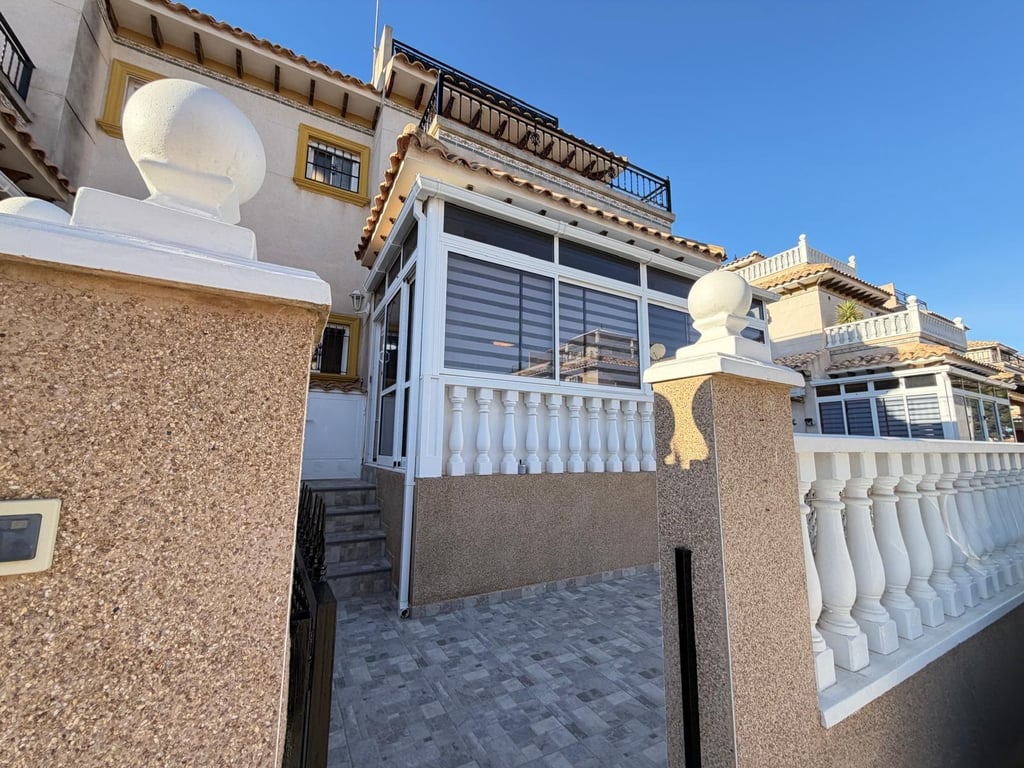 House in Urbanizacion los Balcones - Image 3