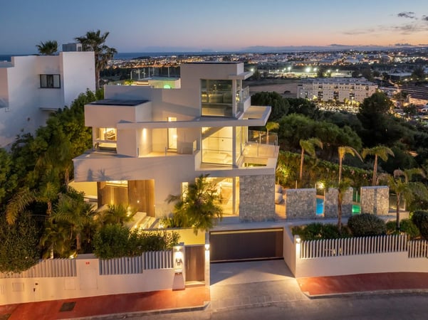 Villa in Nueva Andalucia - view 1