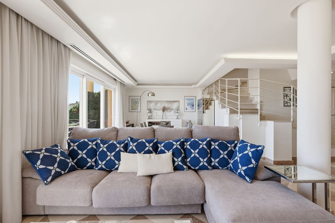 Apartment in Nueva Andalucia - Image 2